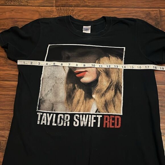 Taylor Swift Black Distressed Graphic Red Shirt - Picture 5 of 9
